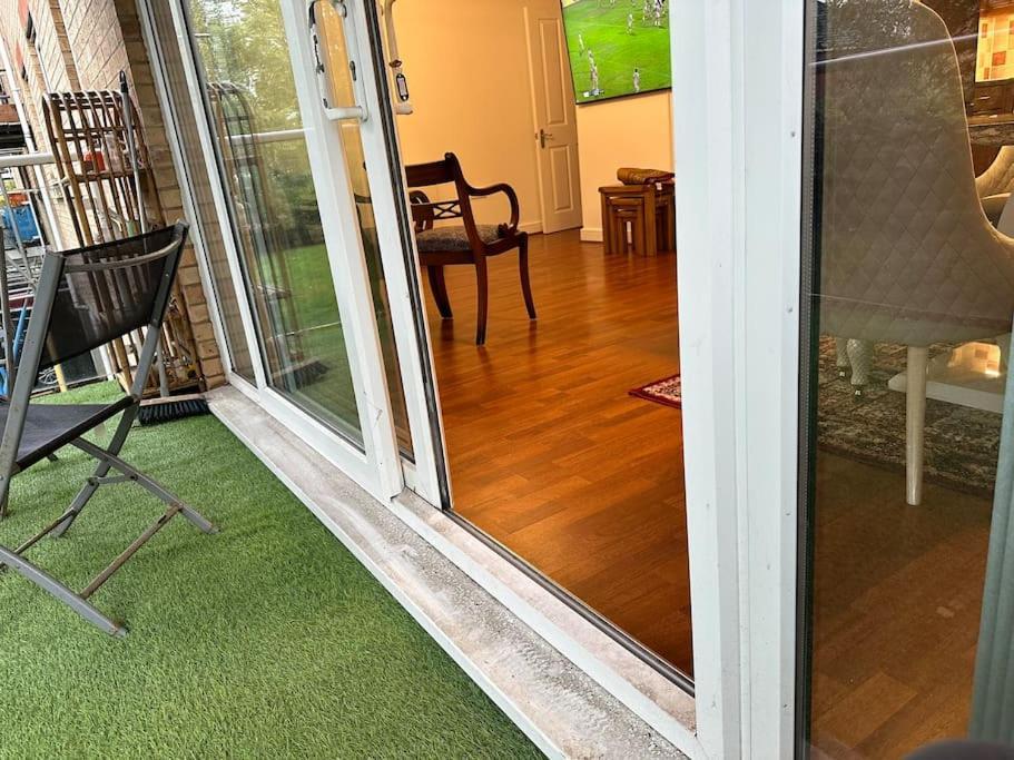 2 Bedrooms Luxurious In Luton Appartement *