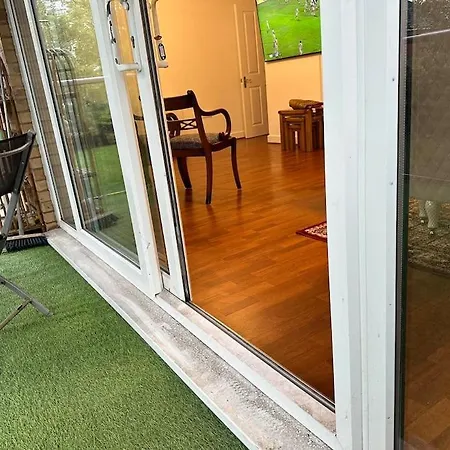 2 Bedrooms Luxurious Apartment In Luton Лутон Экстерьер фото
