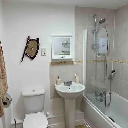2 Bedrooms Luxurious Apartment In Luton Лутон Экстерьер фото