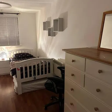 2 Bedrooms Luxurious Apartment In Luton Лутон Экстерьер фото