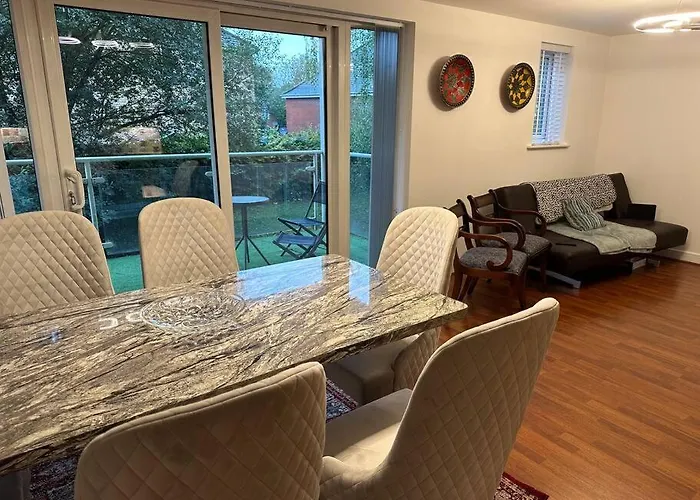 2 Bedrooms Luxurious Apartment In Luton